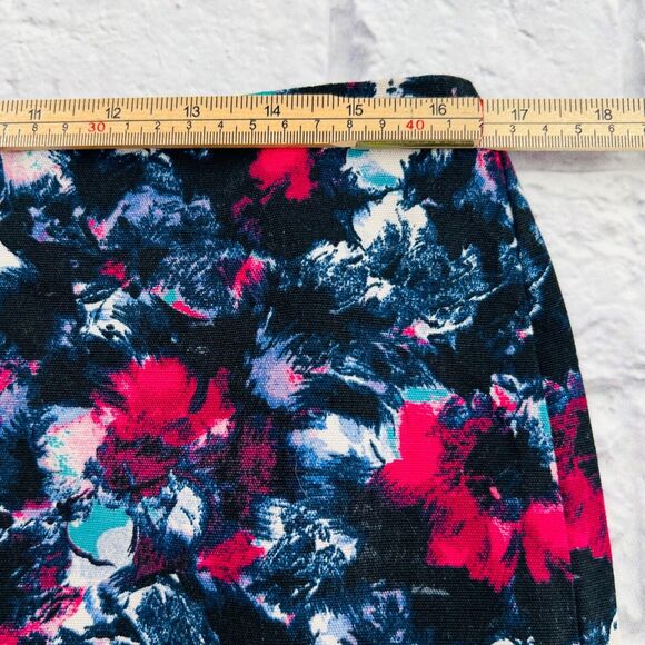 Talbots Knee Length Pencil Skirt 12 Petite Black Floral Abstract Canvas Stretch - Picture 6 of 9